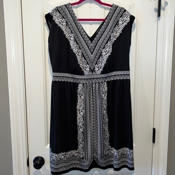 FLATTERING black/white v neck dress size 1X INC knee length versatile slimming - Picture 1 of 8